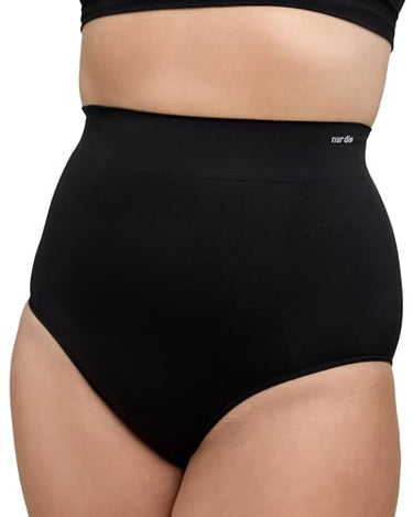 Only the form-fitting maxi briefs with shaping effect shape the stomach, waist and bottom. Waist briefs with a comfortable waistband. High-waist underwear. Underpants for women on sale.